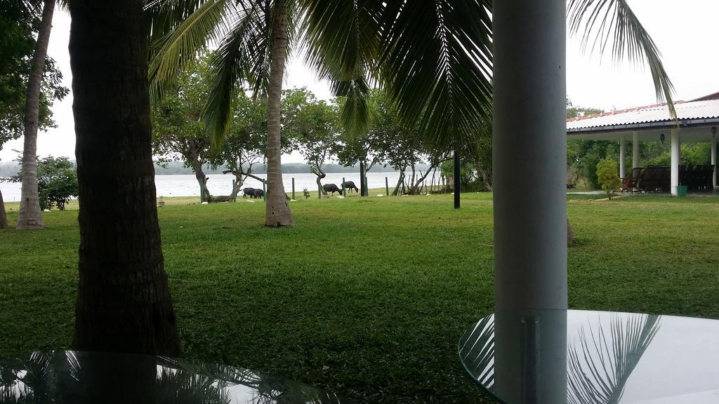 Serenity Lake Resort Yala ทิซซามาฮารามา ภายนอก รูปภาพ